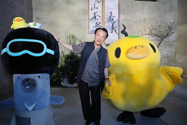 嘉义县「2021高山茶都・嘉义」博茶会今年首度与最萌代言人「Duma」合作，透过茶文创设计拉近民眾与茶文化之间的距离。（嘉义县政府提供∕吕妍庭嘉义传真）