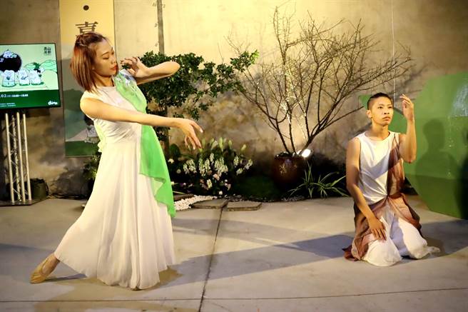嘉义县杰出演艺团队「雯翔舞团」以优柔舞姿，催生观眾对茶汤的感知。（吕妍庭摄）