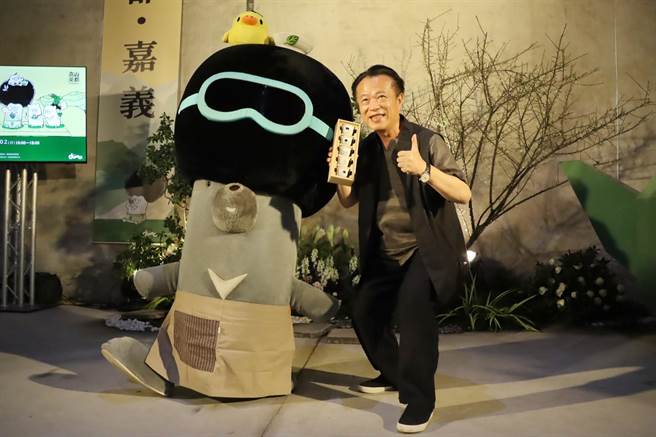 「2021高山茶都．嘉义」嘉义博茶会首次与萌代言人「Duma」合作，透过茶文创设计拉近民眾与茶文化之间的距离，20日嘉义县长翁章梁与Duma一同耍萌代言博茶会。（吕妍庭摄）