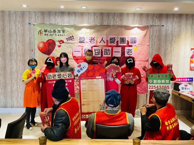 南屯良食煮意邀请偏乡近20位独居长者，20日到店内享用火锅，长辈太久没享受这般美味，现场还有街头艺人精彩演出。(华山基金会提供)