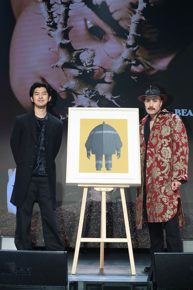 黄宣发片记者会，陈柏霖站台担任送上画作。（否极泰来音乐提供）