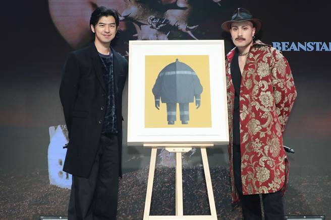 黄宣发片记者会，陈柏霖站台担任送上画作。（否极泰来音乐提供）