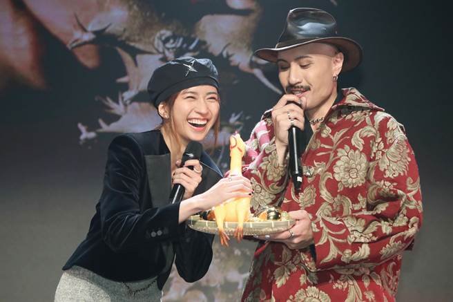 黄宣今发片记者会，9m88送上金鸡蛋祝黄宣再度入围金曲奖。（否极泰来音乐提供）