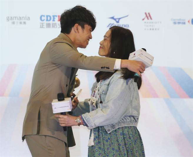 中信兄弟王威晨（左）擁抱媽媽吳美玉。（陳怡誠攝）