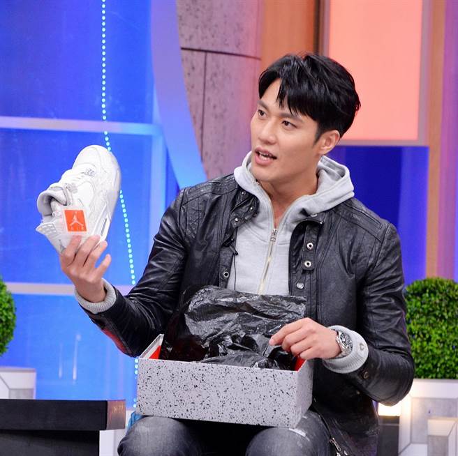 张睿家带来自己舍不得穿的限量篮球鞋。（卫视中文台提供）