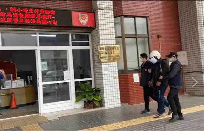 林姓嫌犯涉嫌杀害讨债的苏姓男子后弃尸，向警方自首后，警方将他带回林园分局调查。（翻摄照片／石秀华高雄传真）
