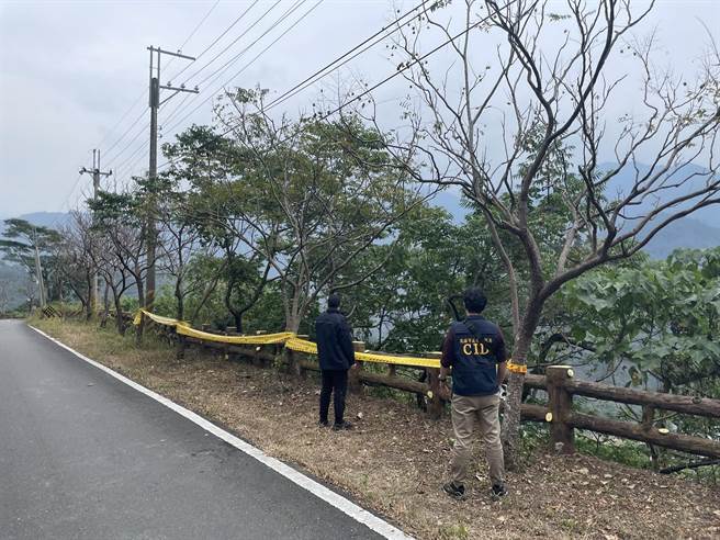 林嫌杀害讨债的苏姓男子后，弃尸在茂林山区，警方带同林嫌在弃尸地点寻找被害人遗体。（翻摄照片／石秀华高雄传真）