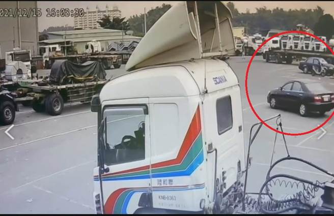 林姓嫌犯和讨债的苏姓男子相约在拖板车车场谈判，红圈处为苏男被勒毙当天驾车进入车场的画面。（翻摄照片／石秀华高雄传真）