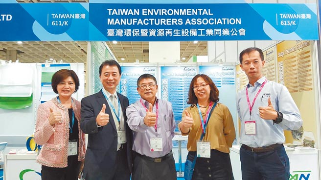 公会理事长陈鸿儒（左二）与会员参加在台举办的亚太区农业技术展览暨会议。图／黄台中