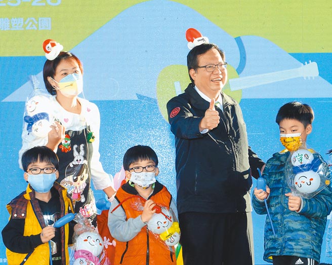 桃园市在四大公投中，同意票都超过不同意，市长郑文灿（右二）19日坦言，民进党在桃竹苗都还有待需要更多的耕耘。（陈怡诚摄）