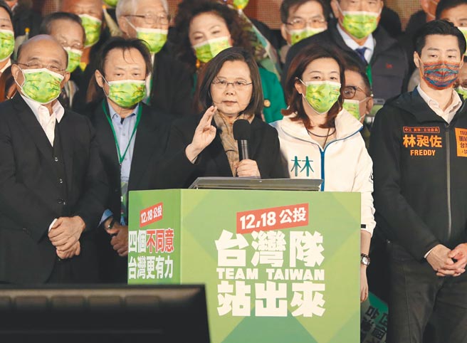 吕秀莲谴责国、民两党，把这次公投变成政党对决，模糊焦点，扭曲公投的原意。图为蔡英文总统（中）率领百工百业代表与民进党人士，请求民眾对公投投下四个不同意。（本报资料照片）