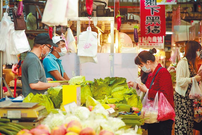 公投選舉剛結束，執政黨就丟出縣市合併議題，觀感不好。政府現階段應該將施政重心，放在人民最關心的薪水、物價、經濟和防疫。（台中市府提供／盧金足台中傳真）