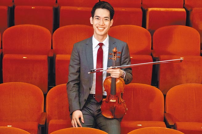 小提琴家林品任本周將到台東利嘉國小的老梅園，與高雄市交響樂團首席弦樂團一起參與「利卡夢．梅之宴」音樂會。（鴻宇國際藝術提供）
