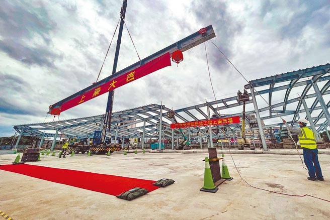 宜蘭轉運站新建工程19日舉行上梁典禮，目前工程進度已完成58％，預計明年底完工啟用。（李忠一攝）