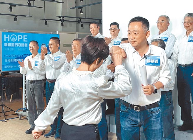 金门县长杨镇浯与县府主管击掌，团队伙伴一起加油打气。（金门县府提供／李金生金门传真）