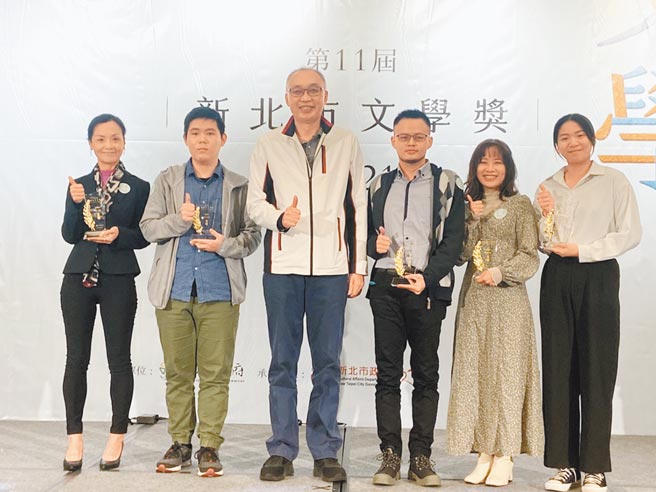 新北市文化局19日举办第11届新北市文学奖颁奖典礼，副市长谢政达（左三）出席颁奖给43名得奖者。（叶书宏摄）