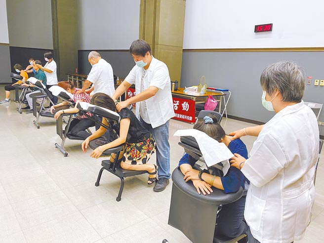台中市劳工局与「LINE热点」合作，协助视障按摩据点数位转型。（台中市政府提供／卢金足台中传真）