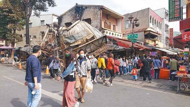 台南市安平老街入口處一處鐵皮屋，茶飲店與帽子店因大火付之一炬，遊客出入投以異樣眼光。（程炳璋攝）