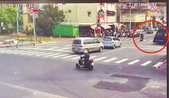 高雄市路口監視器拍下，沈姓女機車騎士行經路口未停等紅燈，險些被輕軌列車撞上。（翻攝照片／洪靖宜高雄傳真）
