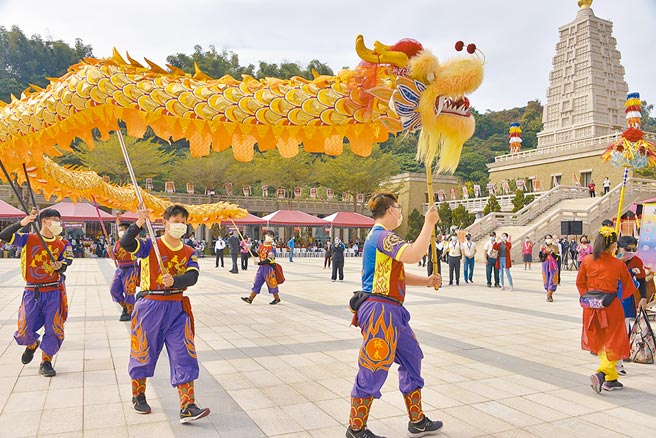 世界神明联谊会昨天首日共5000多名信眾、14家连续参加9年联谊会的宫庙神尊到佛馆联谊，场面盛大。（佛光山佛陀纪念馆提供／林雅惠高雄传真）
