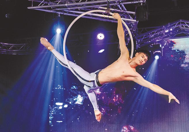 璀璨之星今年的总冠军洪玺皓，表演「空中环」惊艳全场。（伊林娱乐提供）