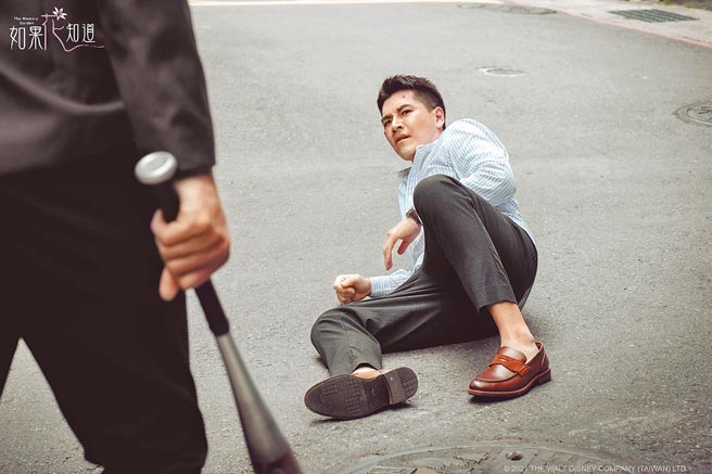 王传一客串《如果花知道》，在剧中被殴打。（卫视中文台提供）