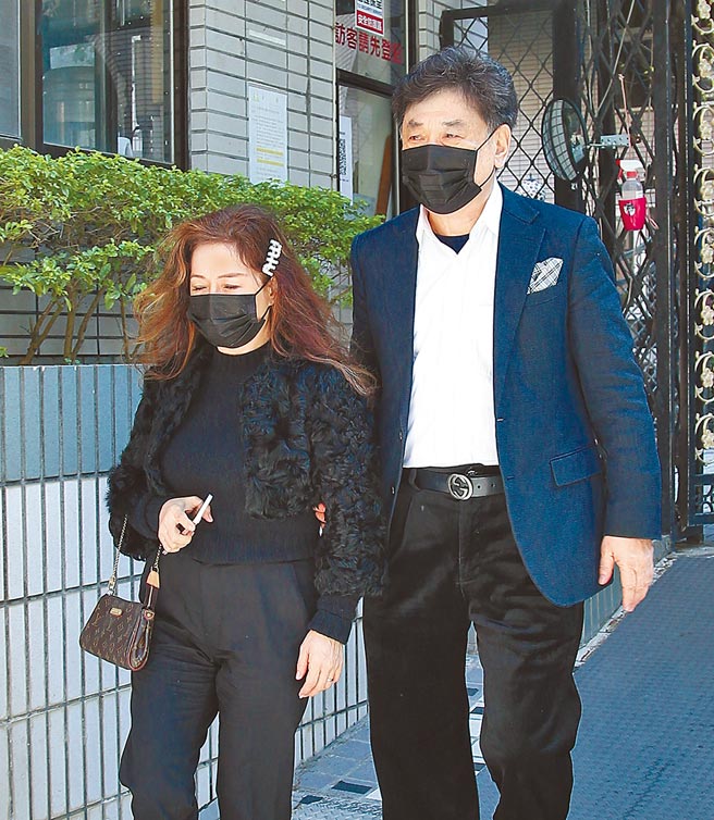 康凱（右）昨與愛妻赴陳松勇靈堂致意。（陳俊吉攝）