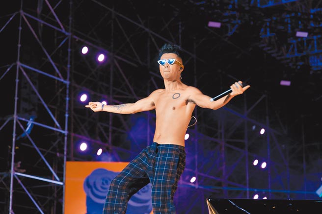 屁孩昨一度脱掉衣服，在低温中唱跳。（新视纪整合行销提供）