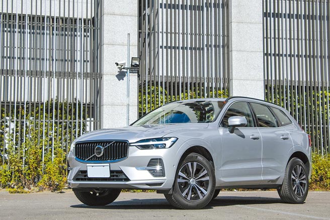 VOLVO搶先業界搭載Google車載資訊娛樂系統，首波導入於22年式XC60（圖為B4 Momentum，售價220.5萬元）及V90 Cross Country系列。（陳大任攝）
