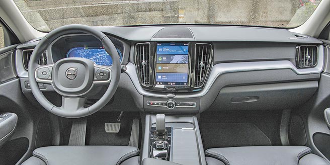 XC60 B4 Momentum儀表控台造型開闊大器，中央為9吋整合觸控螢幕。（陳大任攝）