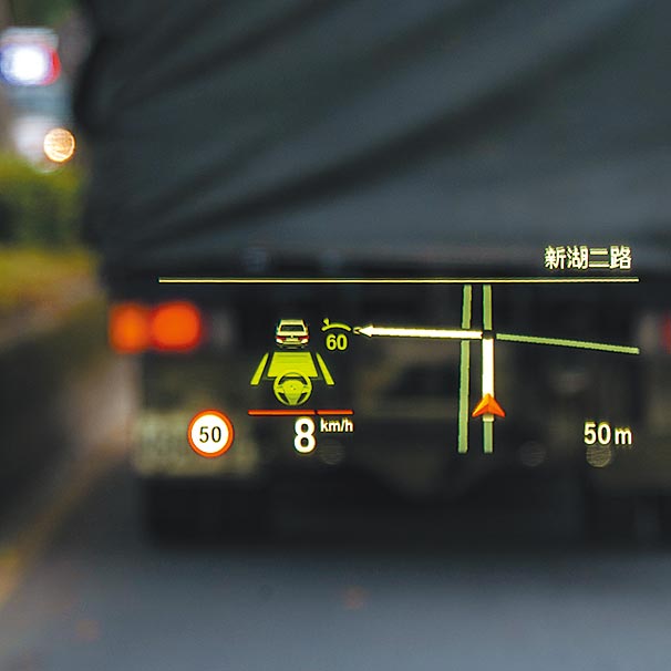 在BMW原廠地圖導航模式下，抬頭顯示器能顯示行車路線指引。（陳大任攝）