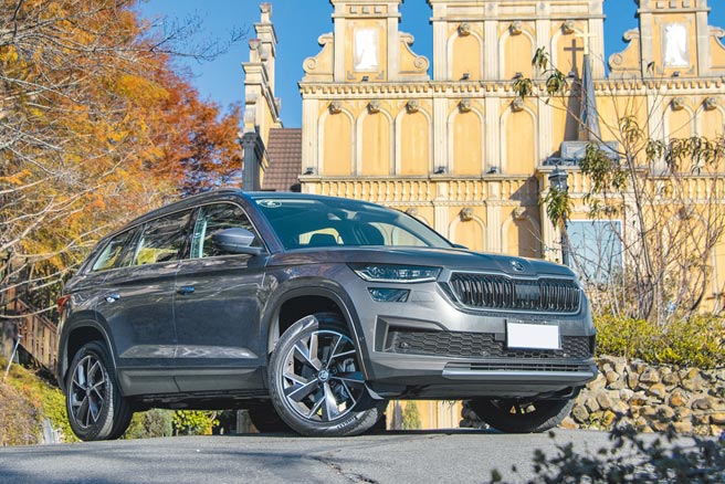 SKODA KODIAQ全新六邊形水箱護罩搭直瀑柵欄更顯霸氣，圖為2.0 TSI尊榮版。（陳大任攝）
