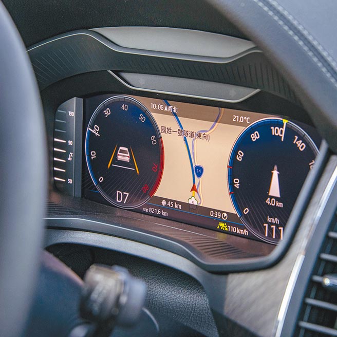KODIAQ數位儀表右方為目的地指引、左方為即時地圖資訊。（陳大任攝）