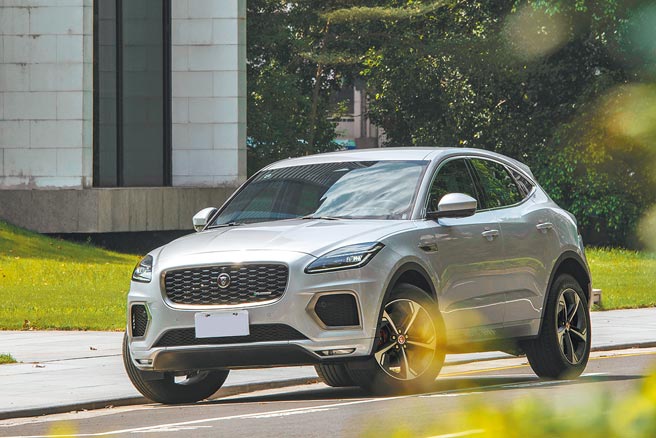 JAGUAR E-PACE標配R-Dynamic專屬內裝外觀套件，更具運動化的外型。（陳大任攝）