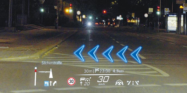 Mercedes-Benz S-Class MBUX擴增實境抬頭顯示器精準指引。（台灣賓士提供）