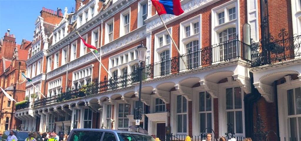 白俄罗斯驻伦敦大使馆，并无庭院紧临市街，大门被破坏就会遭到闯入。图/英国外交部(photo:ChinaTimes)