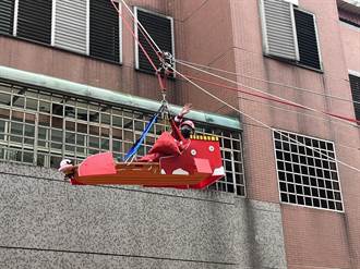 桃園消防員扮聖誕老人送暖 用垂降技術營造從天而降