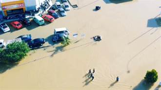 馬來西亞洪災增至14死 7萬人流離失所