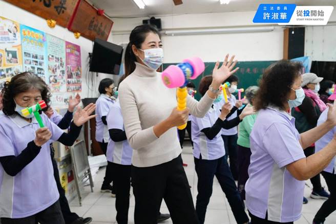 21日冬至，国民党立委许淑华20日提前到草屯富寮社区，与长辈们一起跳健康操。（图／摘自许淑华脸书）