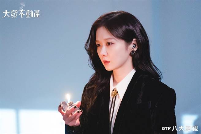 张娜拉在剧中饰演大发不动产的社长兼驱魔师。（八大提供）