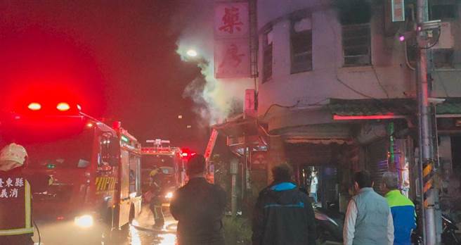 台东市区药局21日凌晨发生火警，造成2死1昏迷1轻伤。（民眾提供／蔡旻妤台东传真）