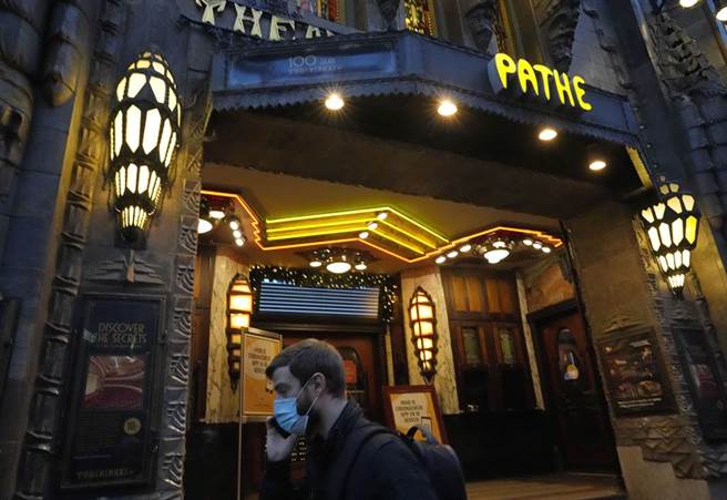 Omicron在全球擴散，許多國家採取嚴格的封鎖措施。(圖／美聯社)
