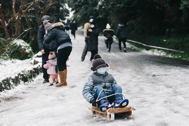 气象局表示，周六3千公尺以上高山地区有下雪机会，中部以北2千公尺以上高山也不排除降雪。（资料照，郭吉铨摄）