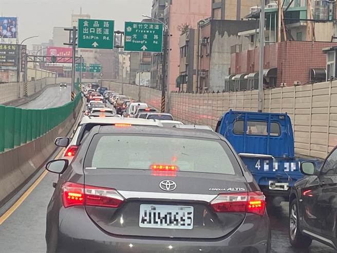 新竹市光復路今天上午因拆陆桥而严重塞车回堵，其中东大陆桥更是一路从光復路回堵到北大路，整座陆桥像座长型停车场。（陈育贤摄）