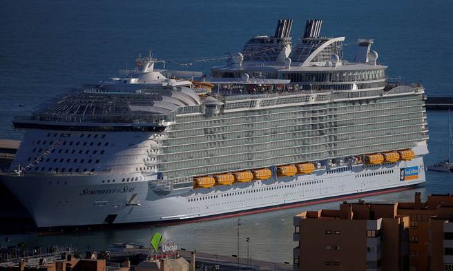 皇家加勒比遊輪公司（Royal Caribbean）旗下的全球最大郵輪「海洋交響號」（The Symphony of the Seas，見圖）驚傳48名乘客確診新冠肺炎。（路透）