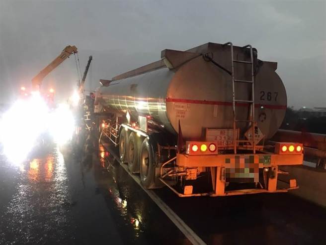 一輛南下的貨櫃車在西濱台61線南向芳苑路段追撞小貨車，貨櫃竟噴飛到對向北上車道，反應不及的化學槽車雖緊急煞停，車頭仍撞上，所幸駕駛輕傷無礙，槽體也安然無恙。（彰化縣消防局提供／謝瓊雲彰化傳真）