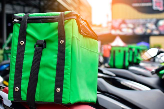 一名20岁男外送员将餐点送上楼后，看到女顾客仅穿薄纱开门取餐，令他吓得发抖喊「我要报警」，才结束这场闹剧。（图／示意图，达志影像）