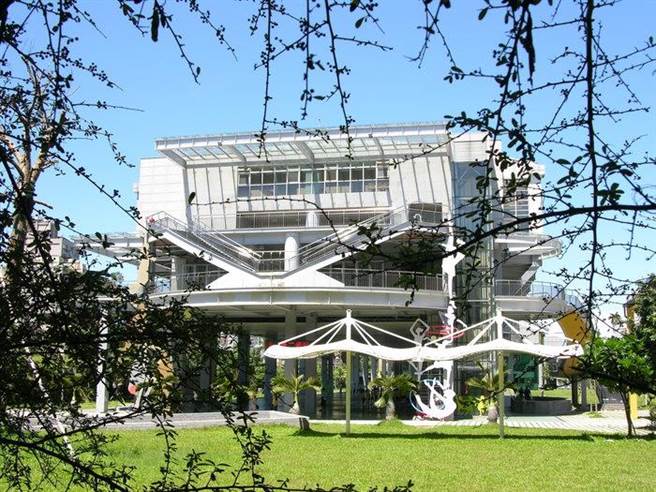 新北市南山中學遭學生投訴說，《學生謹言慎行實施辦法》訂有禁愛令，明文中規定摟抱、親吻等行為，違反者將記大過一次。（示意圖；學校外觀，摘自官網）