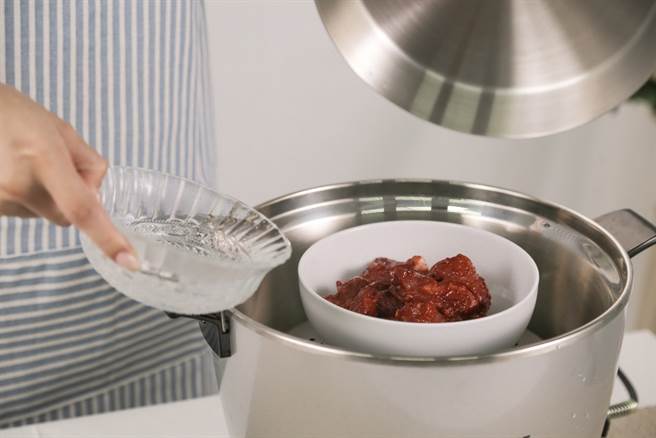 冬至是须要格外注重养生的时节，红麴排骨是很好的养生食补。(图／超级站提供)