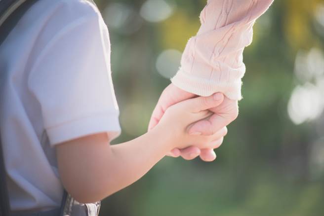 男网友认为结婚生子的目的是为了展现自己的价值，因为人到了一个年纪就该传宗接代，一番话让女友听了爆气。（图／shutterstock）